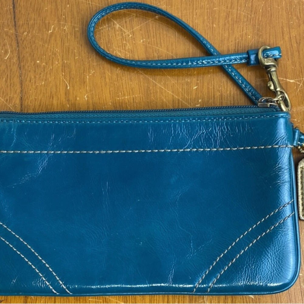 EUC: VTG COACH WRISTLET-TEAL. . L-7 , W-4, 1-Small Inner Pocket, Zip Closure.
